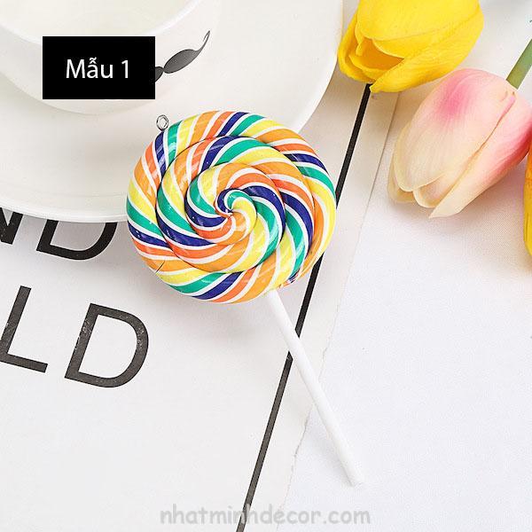 Kẹo mút 7 màu không chỉ thơm ngon mà còn có thể được sử dụng để trang trí và chụp ảnh. Hãy xem hình ảnh để tìm kiếm những ý tưởng sáng tạo và trang trí độc đáo với những viên kẹo nhiều màu sắc này.