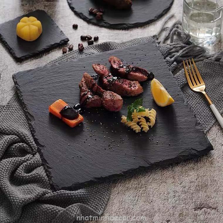 Đĩa đá đen đã trở thành một trong những sản phẩm hot nhất hiện nay. Cuối cùng đã có chỗ để chúng ta thưởng thức món ăn trong chiếc đĩa đẹp mắt này rồi!